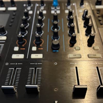 Native Instruments Traktor Kontrol S8 2010s - Black image 5