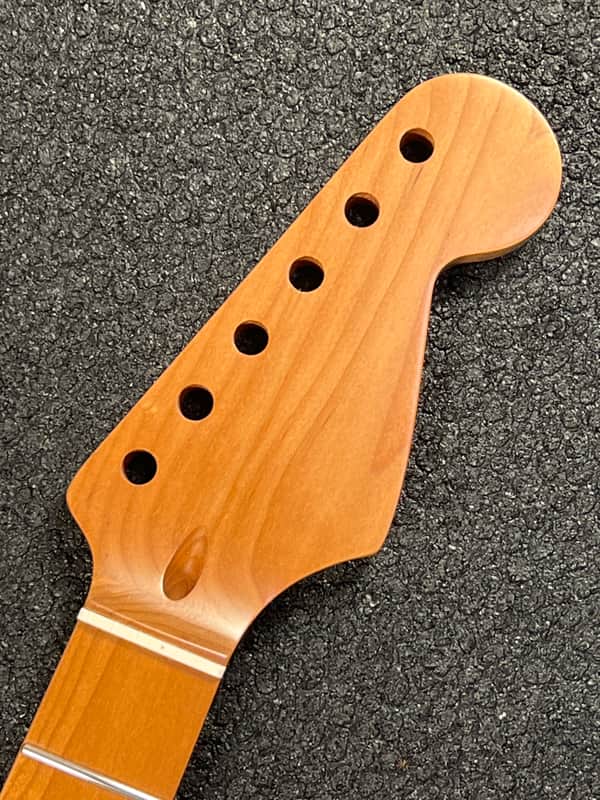 Guitar neck, Roasted maple , bone nut, 9.5 radiu , fits Strat Nitro Finish Rounded fret ends