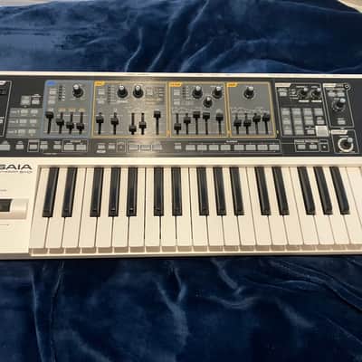 Roland SH-01 GAIA 37-Key Digital Synthesizer 2010 - 2012 - White