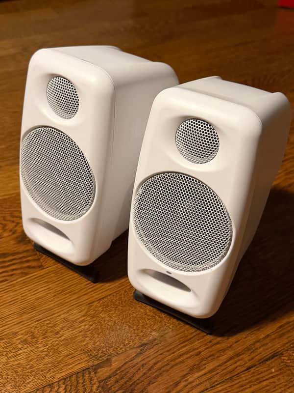 iLoud Speaker Set With Cables & Accessories White image 1