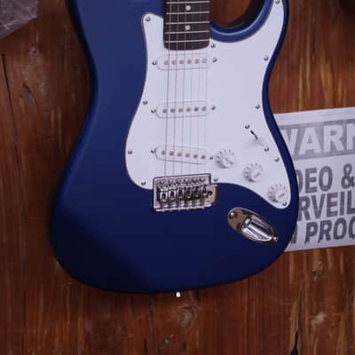 Castlerock SV40 double cutaway electric guitar w/ Case - tremolo - used - blue image 4