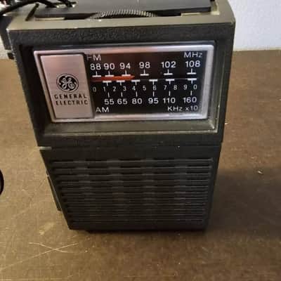 Vintage GE General Electric 7-2506A Handheld AM-FM Transistor Radio image 1