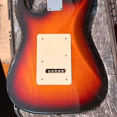 Fender 68 Reissue Stratocaster sunburst made in japan image 3