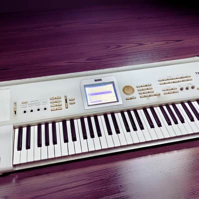 Korg Triton Studio 61-Key 120-Voice Polyphonic Workstation 2002 - 2005 - Silver