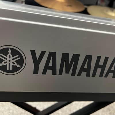 Yamaha P-70 - SILVER image 3