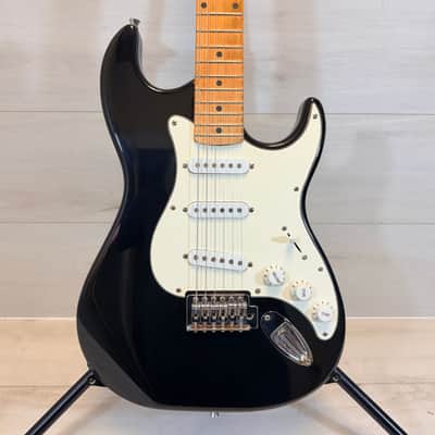 Silvertone S-Style Electric Guitar Black Maple Fingerboard image 2