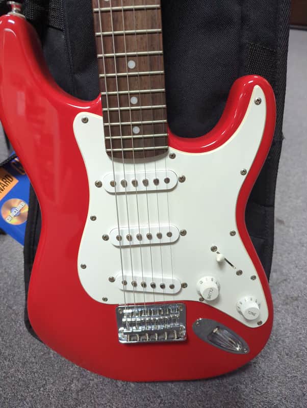 Squier By Fender Mini with gig bag - Red image 1