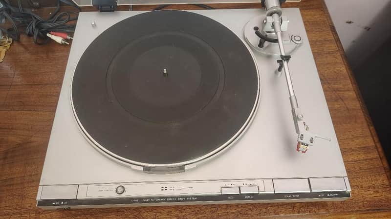 JVC L F41 turntable in very good condition - 1970's image 1