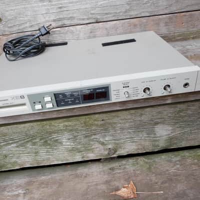 Akai Midi drum expander XE8