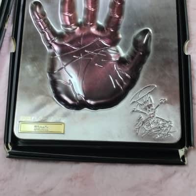 Slash & Zakk Wylde Handprint Plate The Master Hands 2015-16 Young Guitar image 3