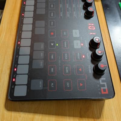 IK Multimedia UNO Analog Synth image 3