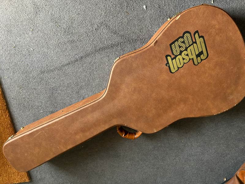 Gibson Acoustic Guitar case with pink fur lining Bild 1
