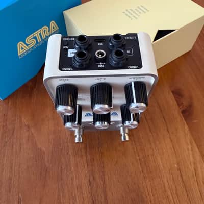 Universal Audio Astra Modulation Machine 2021 - Present - White image 2