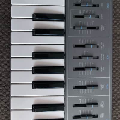 Yamaha CS01 Monophonic Synthesizer - 1982 - Vintage image 3