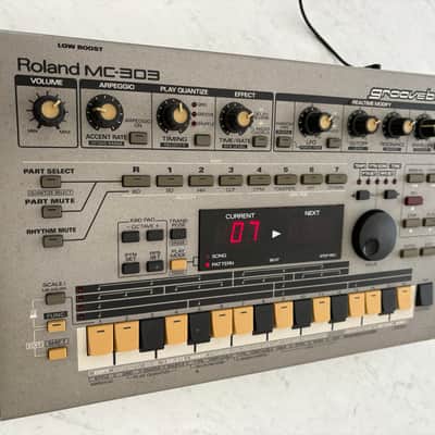 Roland MC-303 Groovebox 1990 - 1998 - Silver