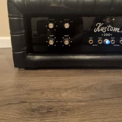 Kustom K200 B-1 1970 - Tuck-and_roll image 2