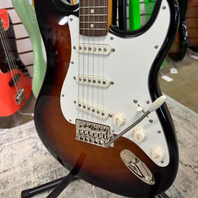 Squier Classic Vibe '60s Stratocaster with Laurel Fretboard - 3-Color Sunburst image 9