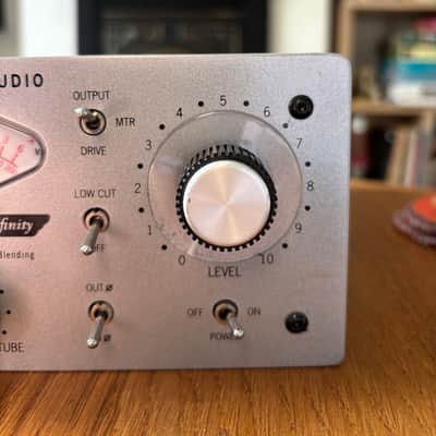 Universal Audio 710 Twin-Finity Microphone Preamp 2009 - Present - Silver image 5