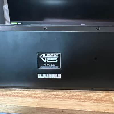 Alesis V25 25-key USB MIDI Controller with Beat Pads 2017 - 2022 - Black image 4