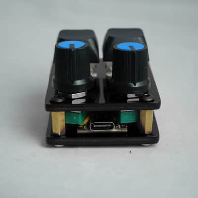 useMidi madMidiMini 2025 with 2 Note Buttons 2 Potentiometers and LEDs image 4