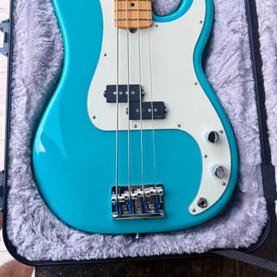 Fender American Professional II Precision Bass with Maple Fretboard 2020 - Present - Miami Blue image 3