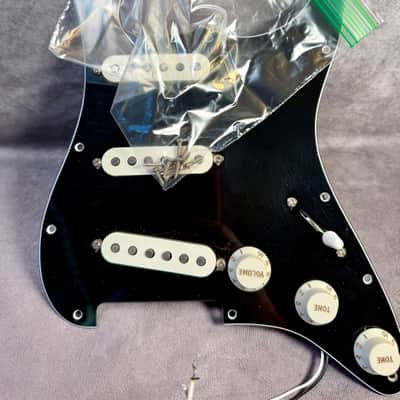 Fender Player Plus Stratocaster Loaded Pickguard 2022 - Black image 2