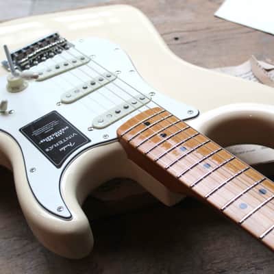 NEW MODEL FENDER "Vintera III Late '60s Stratocaster, Maple Fingerboard, Olympic White" GIGBAG, 3, 75 KG image 5