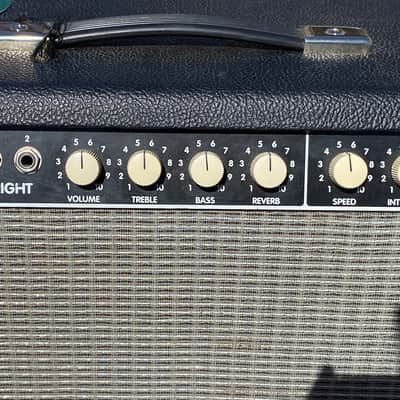 Fender "Custom" Vibrolux Reverb 40-Watt 2x10" Guitar Combo 1996 - 2013 - Black image 21