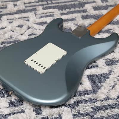 Fender Vintera '60s Stratocaster with Pau Ferro Fretboard 2019 - 2023 - Ice Blue Metallic image 9