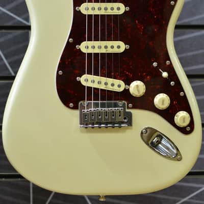 Fender Player Plus Stratocaster Olympic Pearl -  Incl Delux Gig Bag B Stock image 1