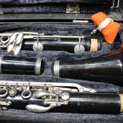 A LeBlanc Bb Clarinet in a Hard Case with Extras 28 C image 2