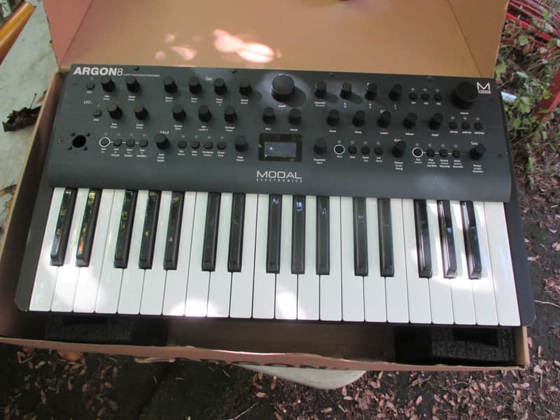 Modal Electronics Argon8 8 Voice 37-Key Wavetable Synthesizer 2020 - Grey image 1