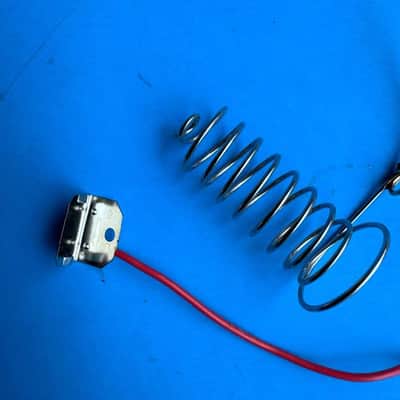 YAMAHA PSR-180 Keyboard Replacement Part: Battery Contact Spring Plate image 4
