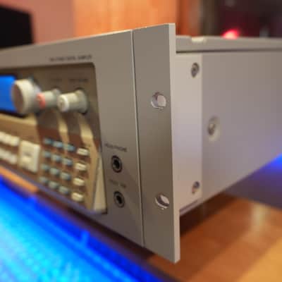Akai S3000 MIDI Stereo Digital Sampler image 6