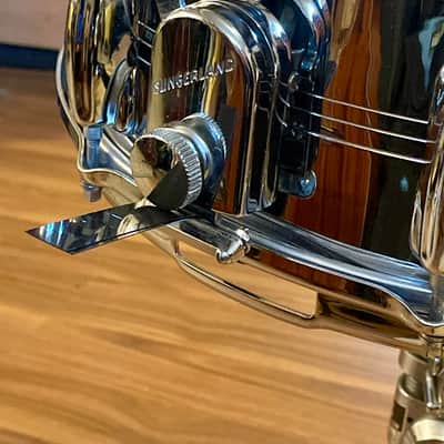 Immagine Slingerland No. 130 Gene Krupa Sound King 5x14" 8-Lug Chrome Over Brass Snare Drum with Zoomatic Strainer 1963 - 1977 - Chrome - 7