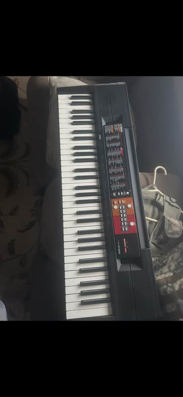 Yamaha PSR-F51 61-Key Portable Keyboard 2016 - Present - Black image 1