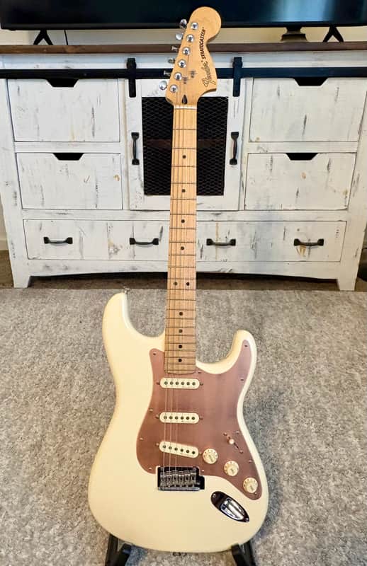 Fender Deluxe Roadhouse Stratocaster with Maple Fretboard - 12" Radius - Olympic White - Copper Pickguard