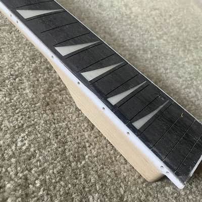 Maple Wood Electric Guitar Maple Neck, Rosewood 24 Frets Fingerboard image 4