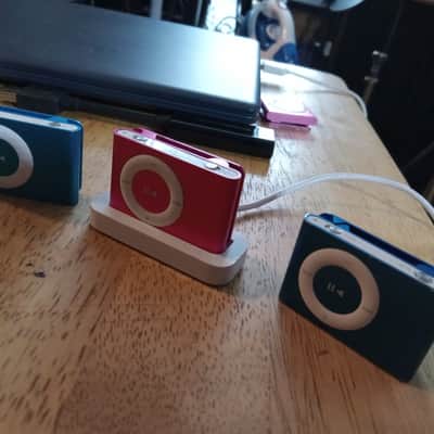 Apple Shuffle 2nd Generation 1999 - Blue and Pink image 1
