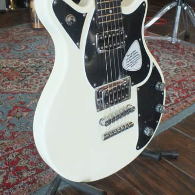 First Act Limited Edition Volkswagen Garage Master 2007-09 White with Black Pickguard image 4