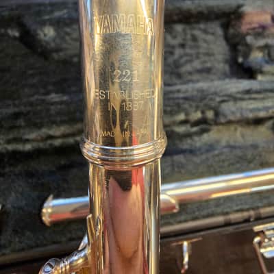 Yamaha YFL-221 Student Flute - Silver w/ case image 2