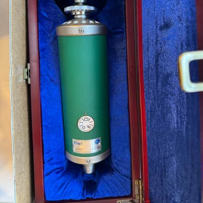 Blue Kiwi Large Diaphragm Multipattern Condenser Microphone 2010s - Green image 2