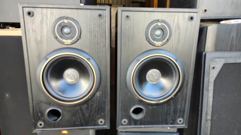 Infinity SM85 large bookshelf speakers In very good condition - 1980's image 1