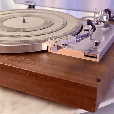 ✨✨ Yamaha YP-211 Vintage Belt-Drive Turntable – Woodgrain Plinth, S-Shaped Tonearm, Smoked Dust Cover, Tested – BVA image 8