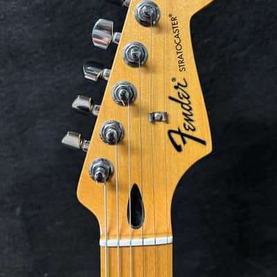 Fender Standard Stratocaster® 2015 - Brown Burst image 2