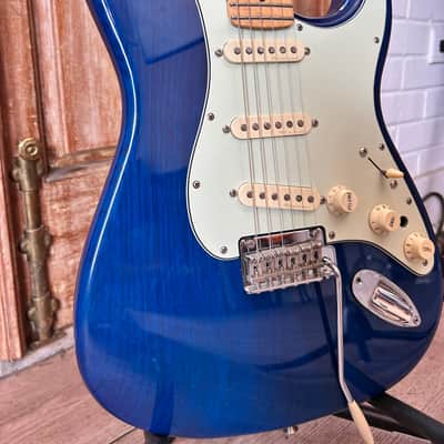 Fender Deluxe Players Stratocaster with Maple Fretboard 2019 - Sapphire Blue Transparent image 8