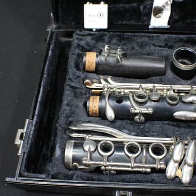 A Vito Reso-Tone Bb Clarinet in it's Original Case with Extras   # 33 C image 3