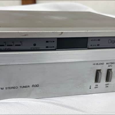 Vintage AIWA R30 AM/FM Stereo Tuner - 1980 Silver Face image 3