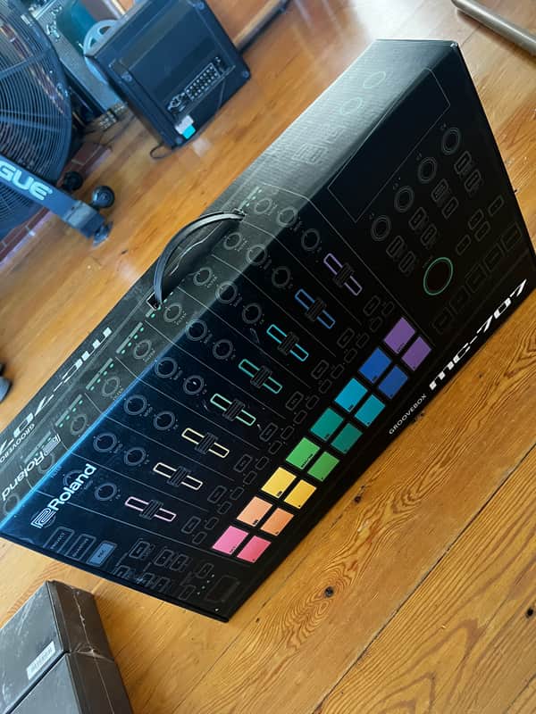 Roland MC-707 Groovebox