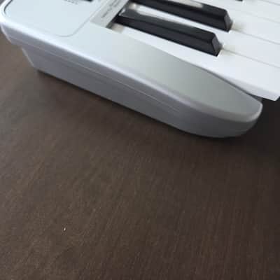 M-Audio Oxygen 8 25-Key MIDI Controller Keyboard 2002 - 2005 - Silver image 3